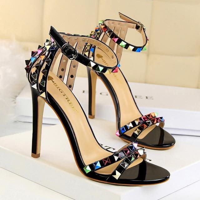Trendy Strappy Buckle Sandals - Black / 4.5