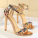 Trendy Strappy Buckle Sandals - Gold / 4.5